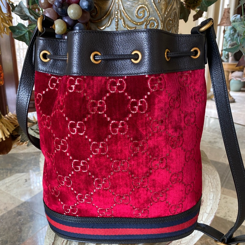 ❤️❤️”GUCCI RED VELVET BUCKET BAG”❤️❤️ - Picture 3 of 9